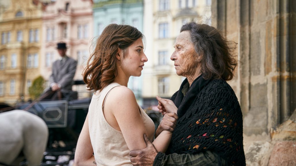 Deleila Piasko (l.) und Elisabeth Rath in „Der Schatten"