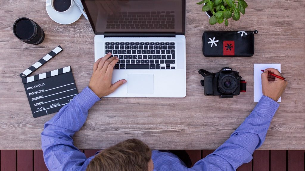 Mann sitzt am Laptop und tut so, als ob er arbeiten würde