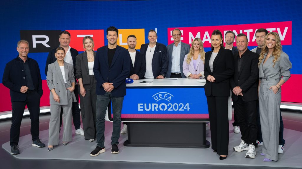 V.l.: Jan Henkel, Jana Wosnitza, Thomas Wagner, Laura Papendick, Michael Ballack, Shkodran Mustafi, Wolff-Christoph Fuss, Florian König, Anna-Sara Lange, Laura Wontorra, Steffen Freund, Lothar Matthäus, Marco Hagemann und Anna Kraft